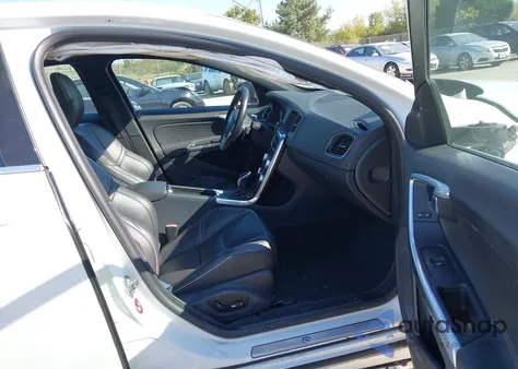 2016 Volvo S60 T5 R-Design Special Edition z USA, uszkodzony, nr VIN YV126MFP6G2394583